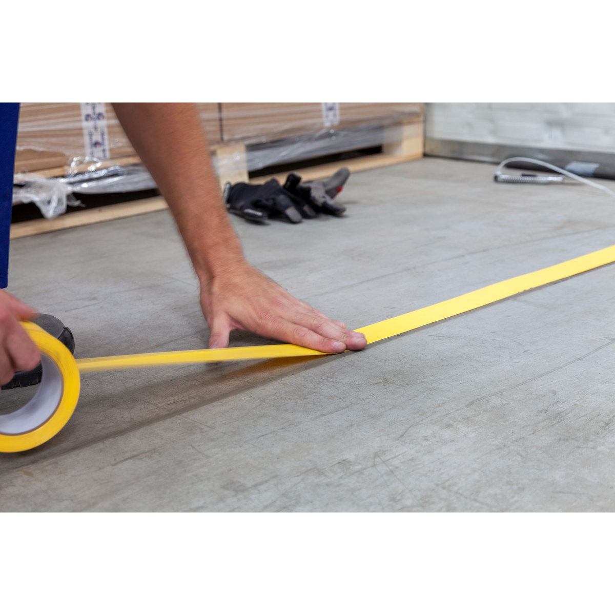 Traffic Tape Standard, 0,15 mm Dicke, 75 mm Breite, Länge 33 m, Rot/Weiß - Betriebsschutz24